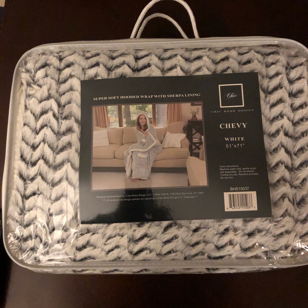 NIP Hood wrap Sherpa Lining Chic Home Chevy White